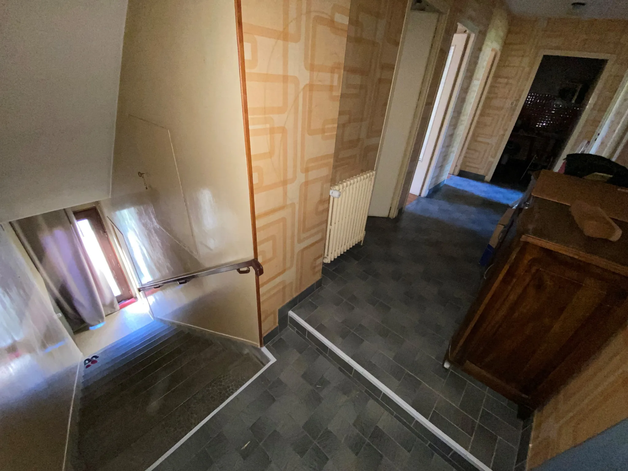 Maison mitoyenne à rénover en plein centre de Sainte-Marie-de-Cuines 