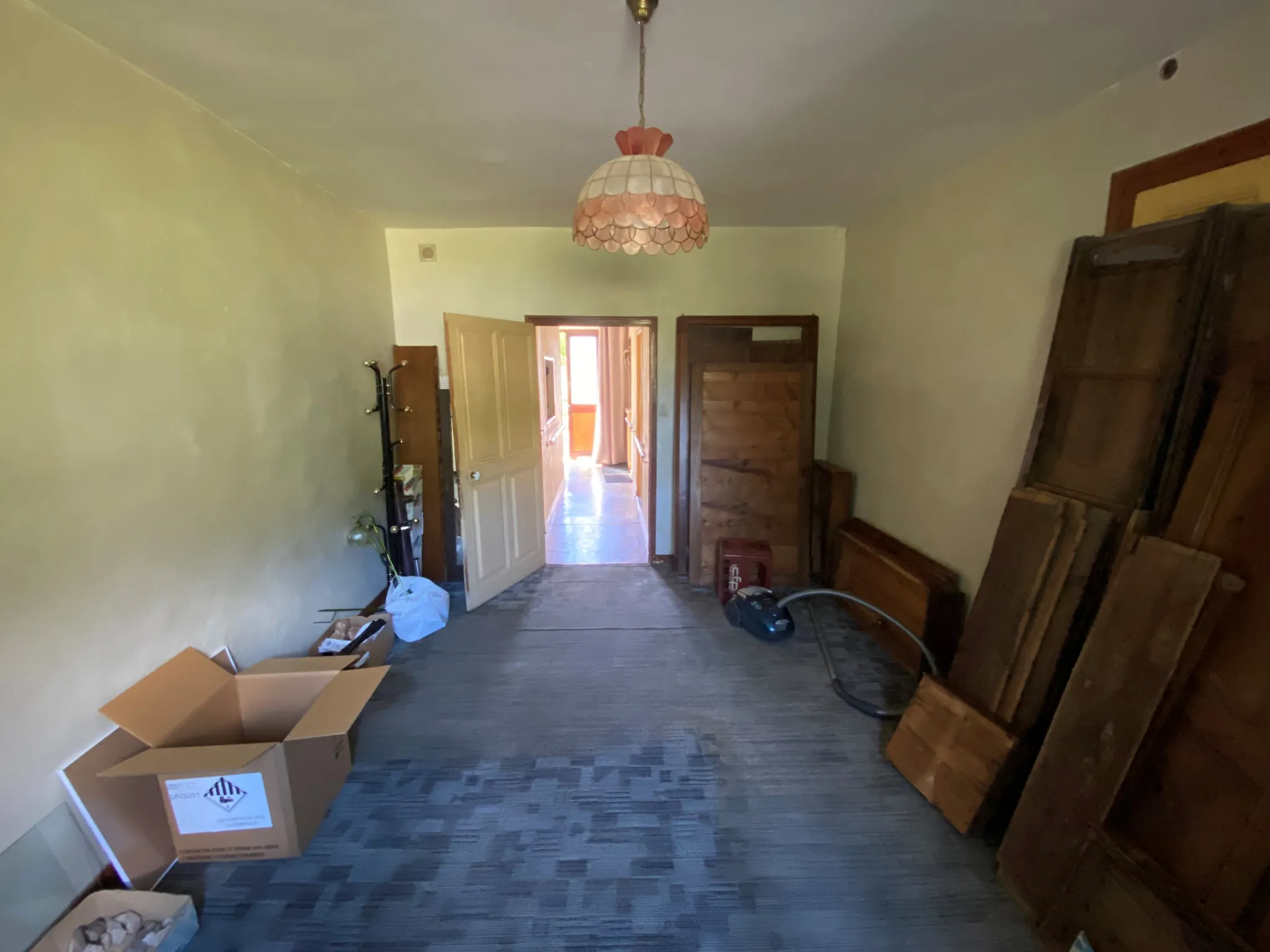 Maison mitoyenne à rénover en plein centre de Sainte-Marie-de-Cuines 