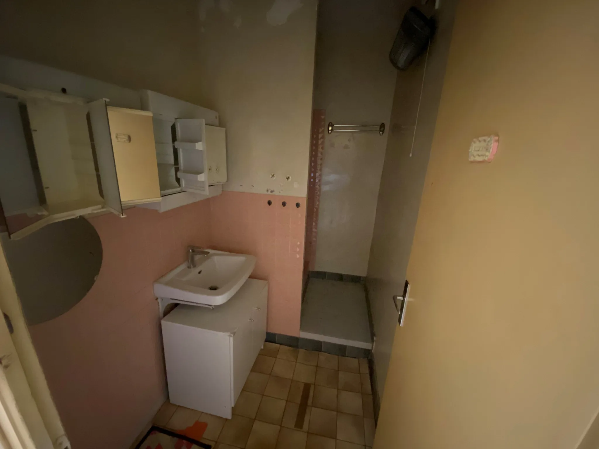 Maison mitoyenne à rénover en plein centre de Sainte-Marie-de-Cuines 