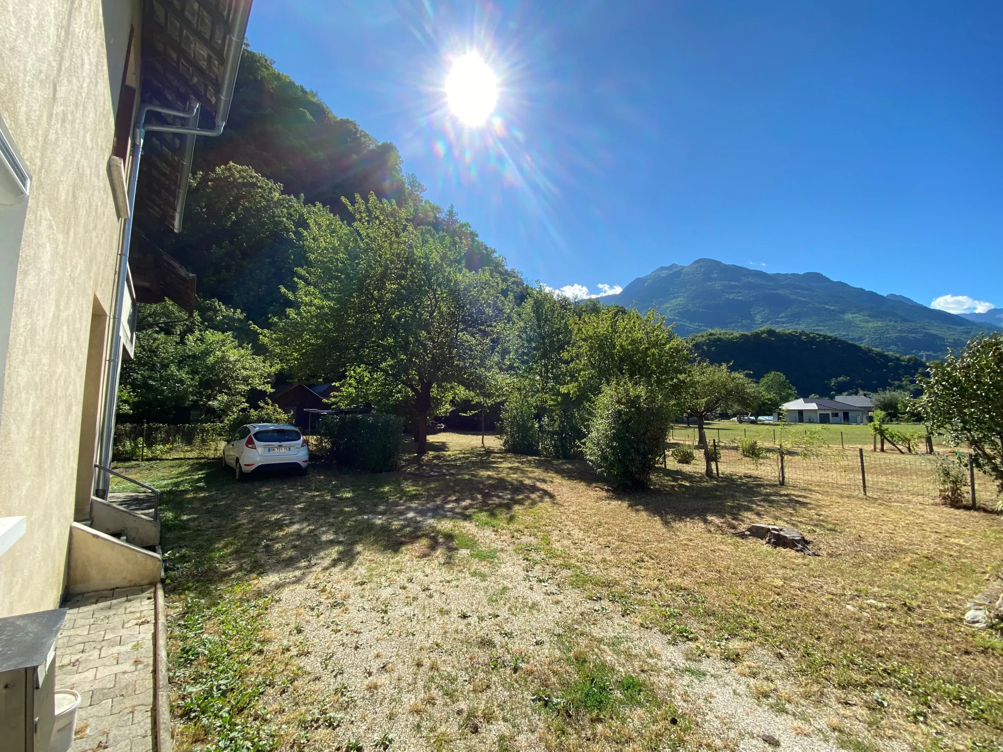 Maison mitoyenne à rénover en plein centre de Sainte-Marie-de-Cuines 