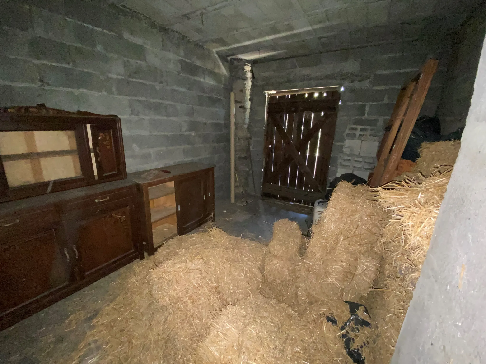 Maison mitoyenne à rénover en plein centre de Sainte-Marie-de-Cuines 