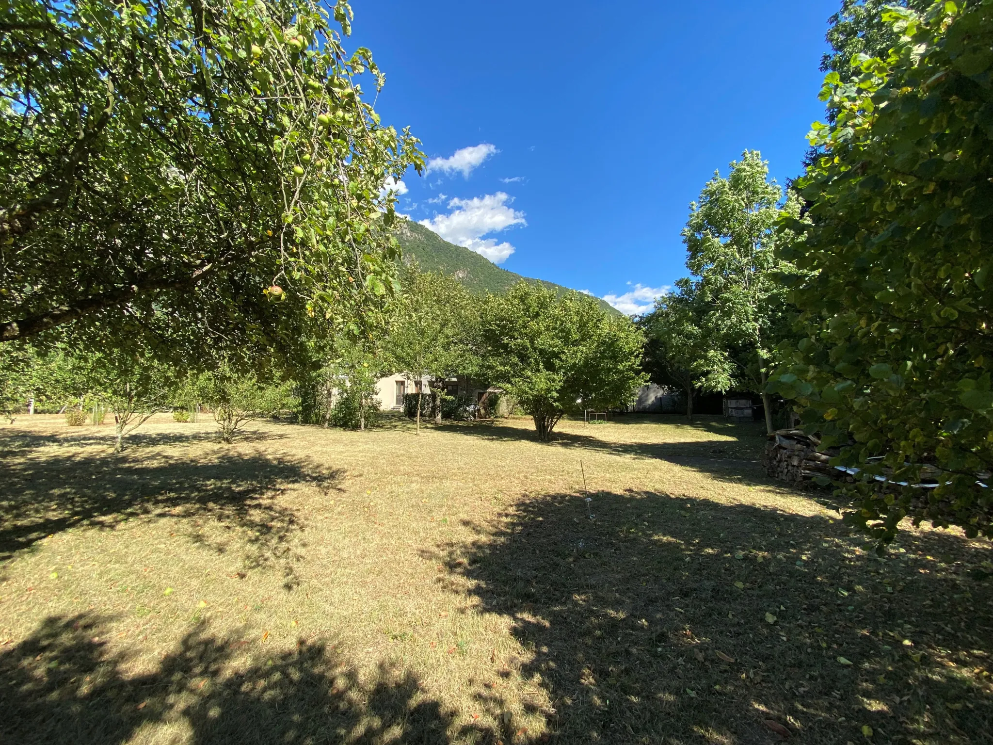 Maison mitoyenne à rénover en plein centre de Sainte-Marie-de-Cuines 