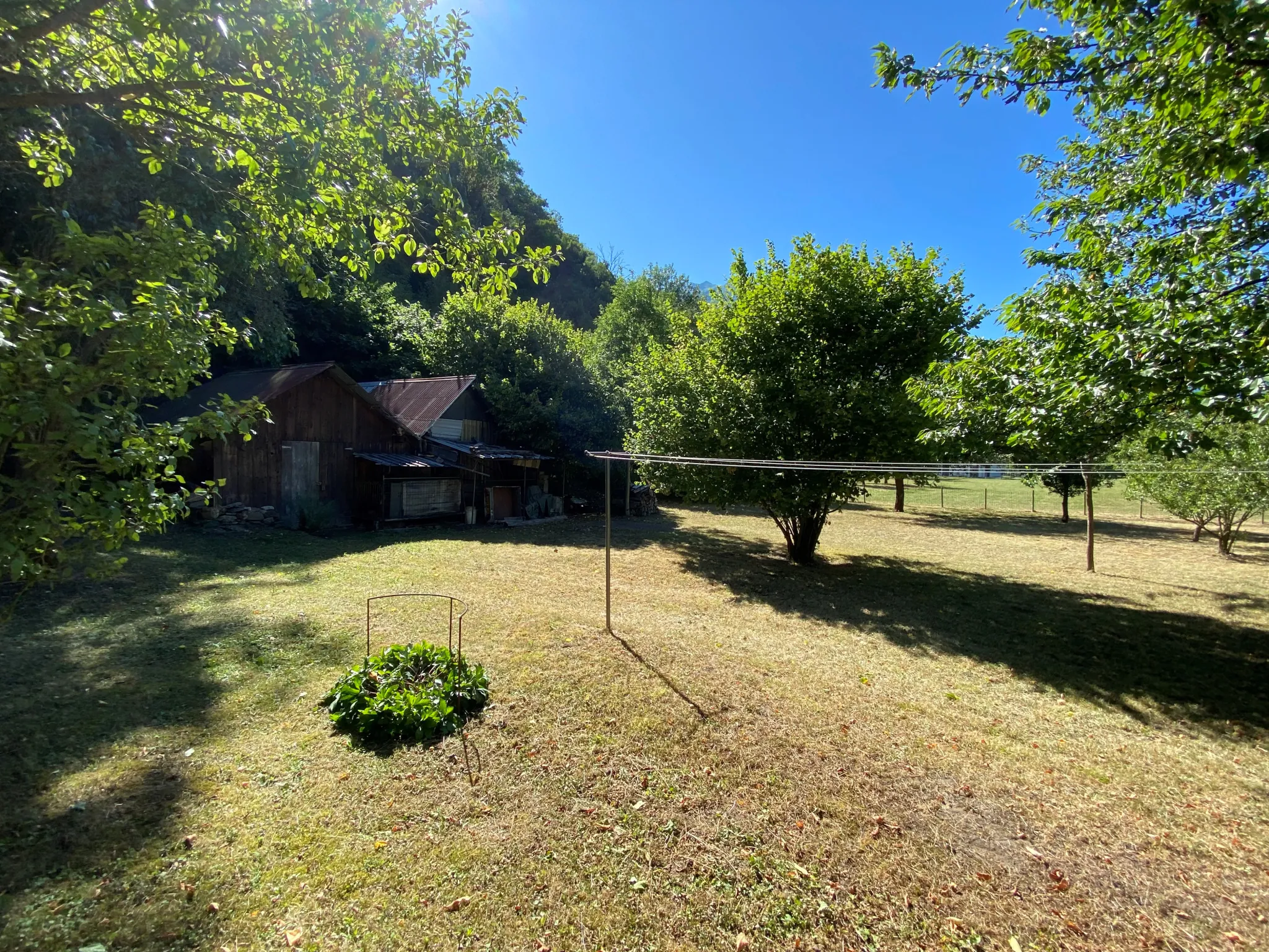 Maison mitoyenne à rénover en plein centre de Sainte-Marie-de-Cuines 