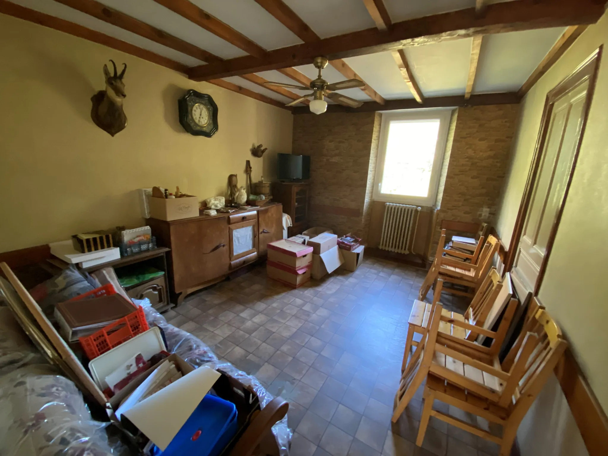 Maison mitoyenne à rénover en plein centre de Sainte-Marie-de-Cuines 