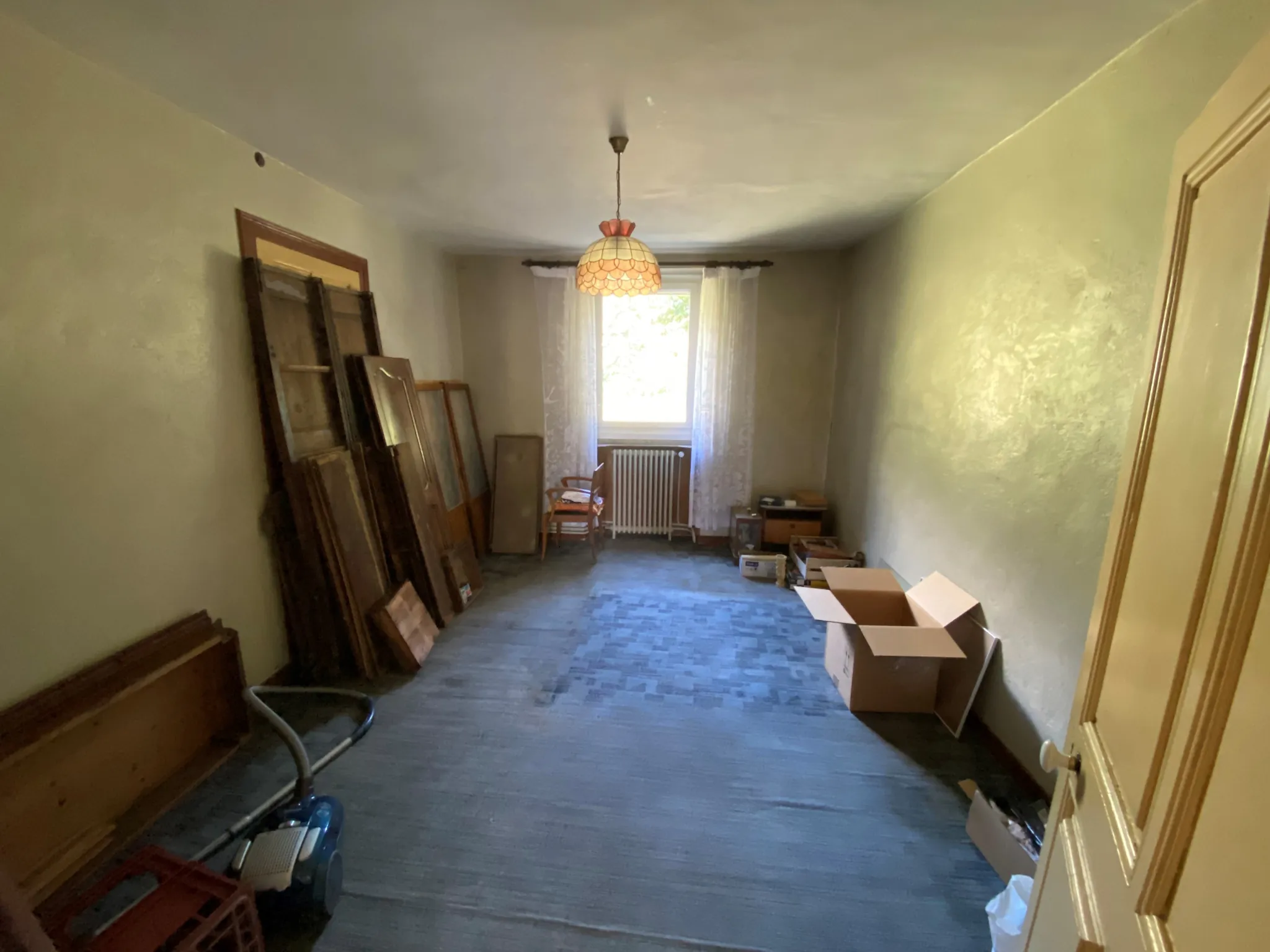 Maison mitoyenne à rénover en plein centre de Sainte-Marie-de-Cuines 