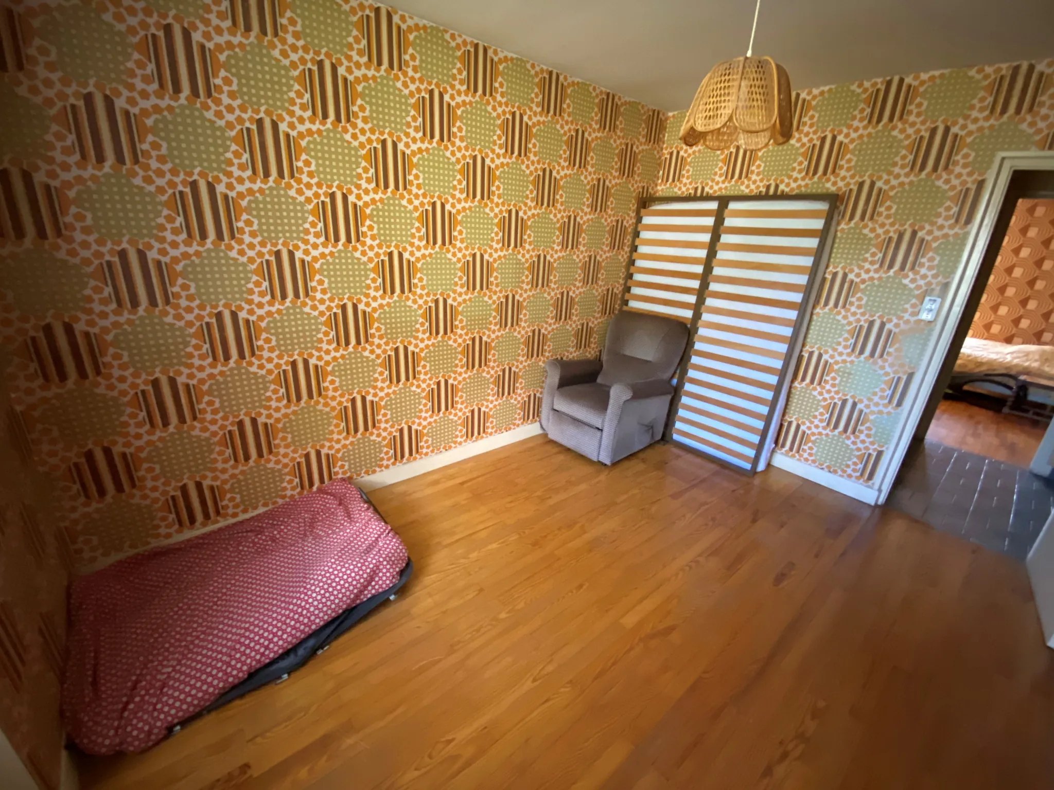 Maison mitoyenne à rénover en plein centre de Sainte-Marie-de-Cuines 