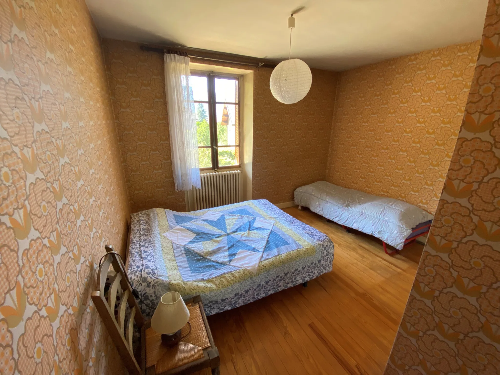 Maison mitoyenne à rénover en plein centre de Sainte-Marie-de-Cuines 