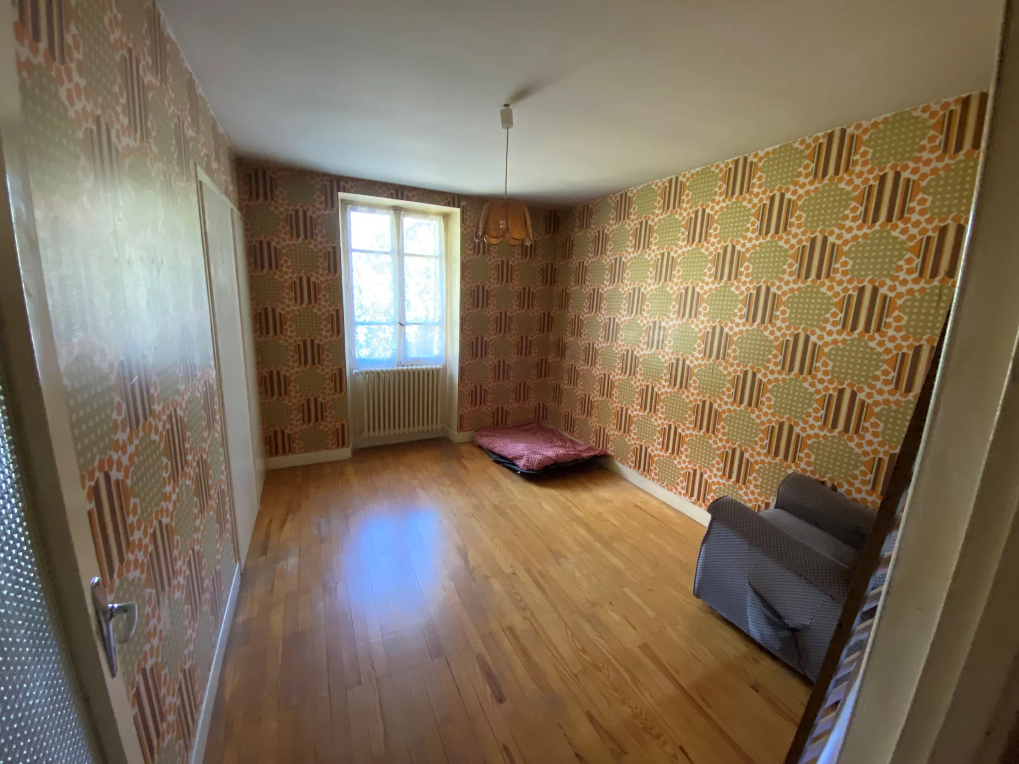 Maison mitoyenne à rénover en plein centre de Sainte-Marie-de-Cuines 