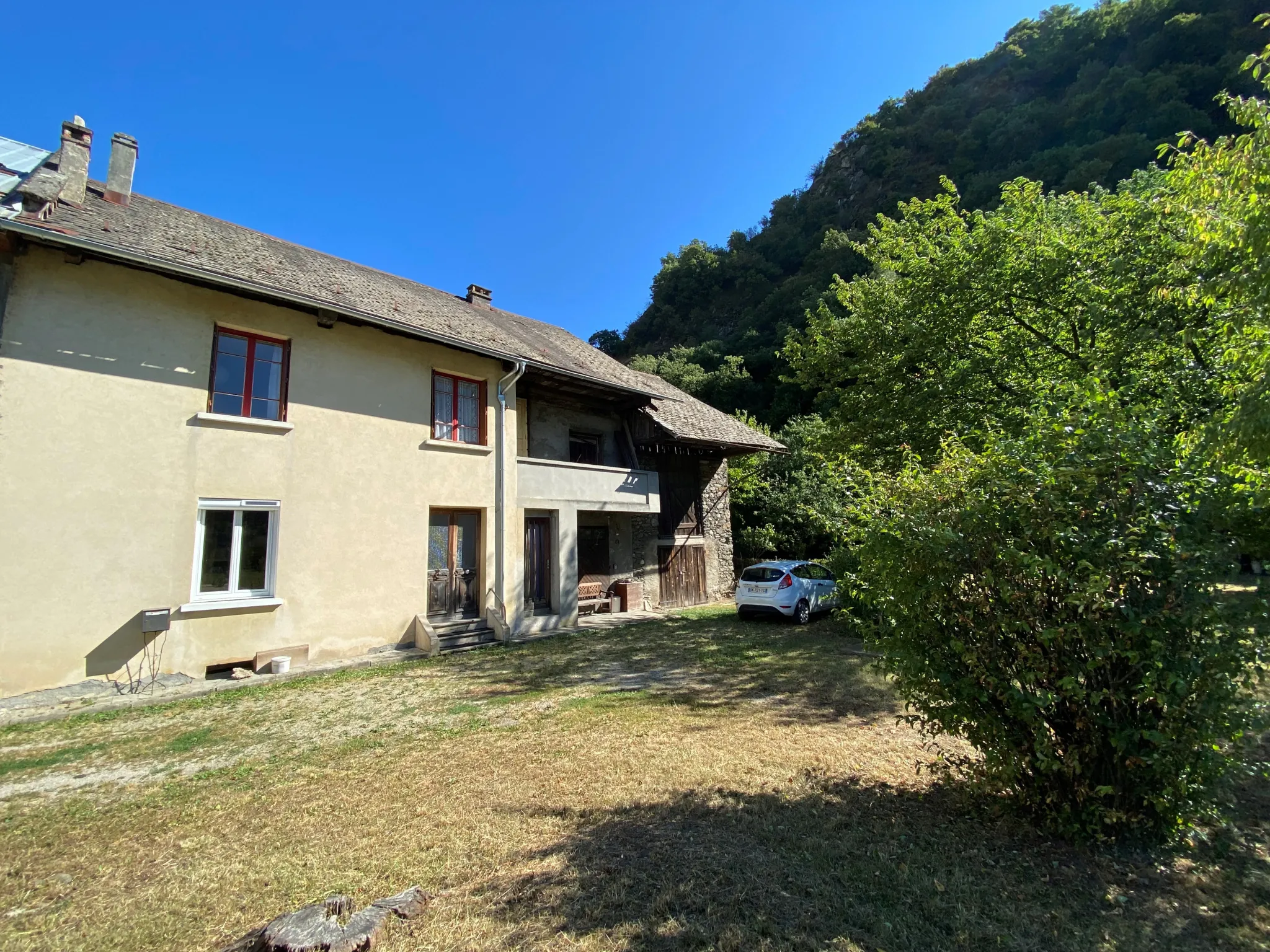 Maison mitoyenne à rénover en plein centre de Sainte-Marie-de-Cuines 