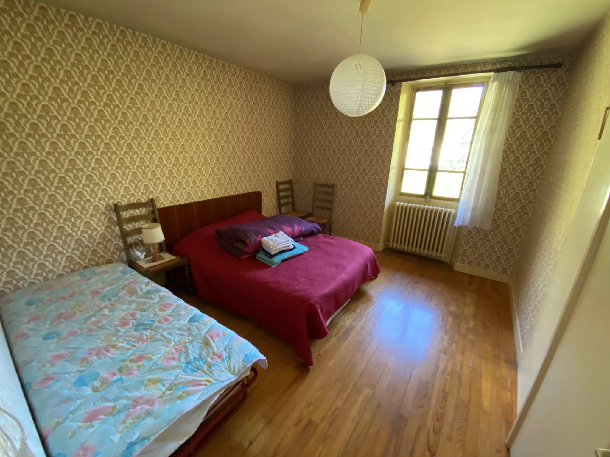 Maison mitoyenne à rénover en plein centre de Sainte-Marie-de-Cuines 