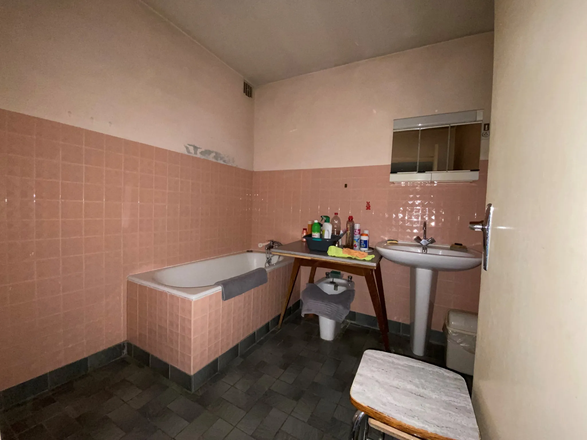 Maison mitoyenne à rénover en plein centre de Sainte-Marie-de-Cuines 