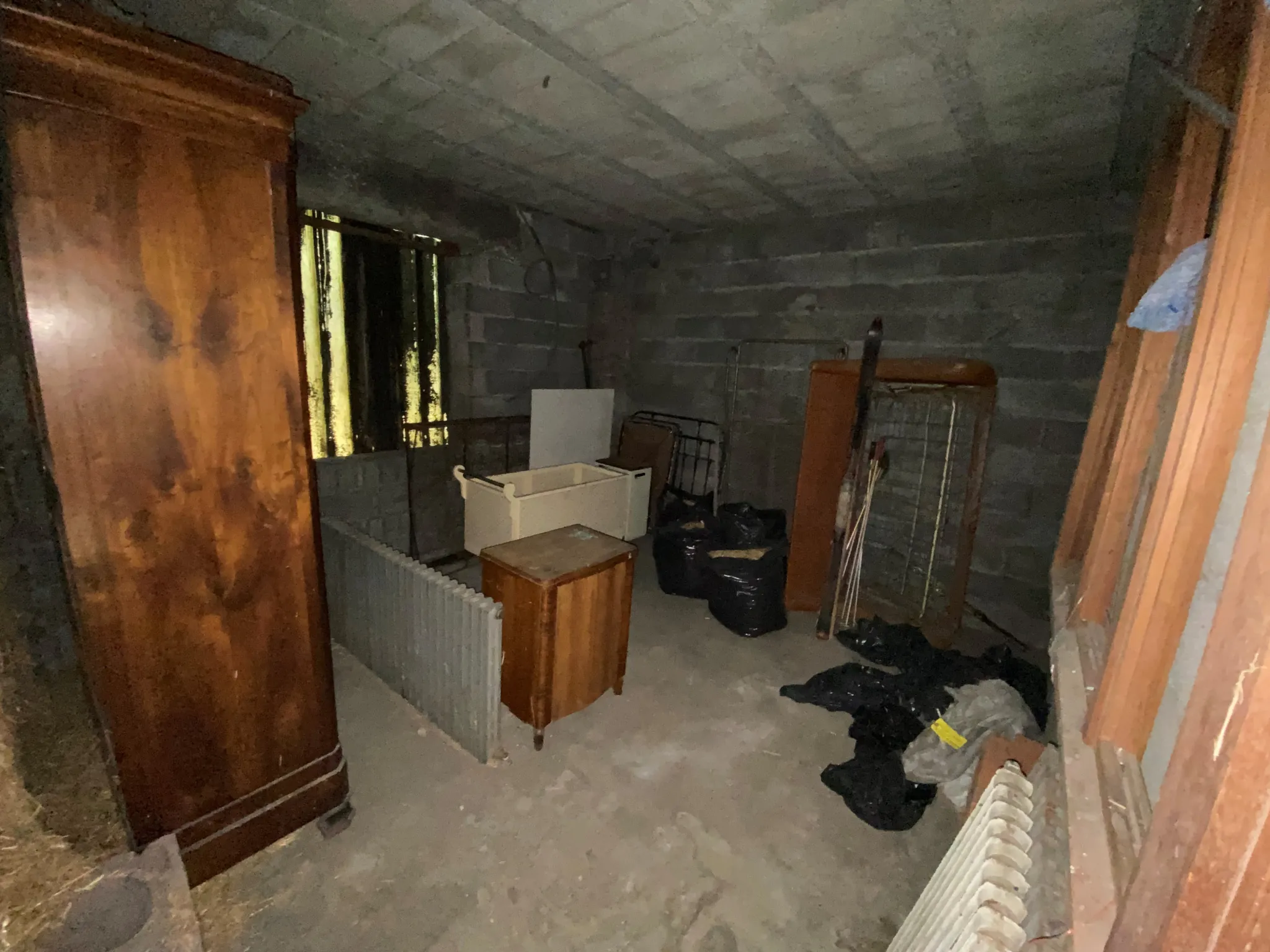 Maison mitoyenne à rénover en plein centre de Sainte-Marie-de-Cuines 