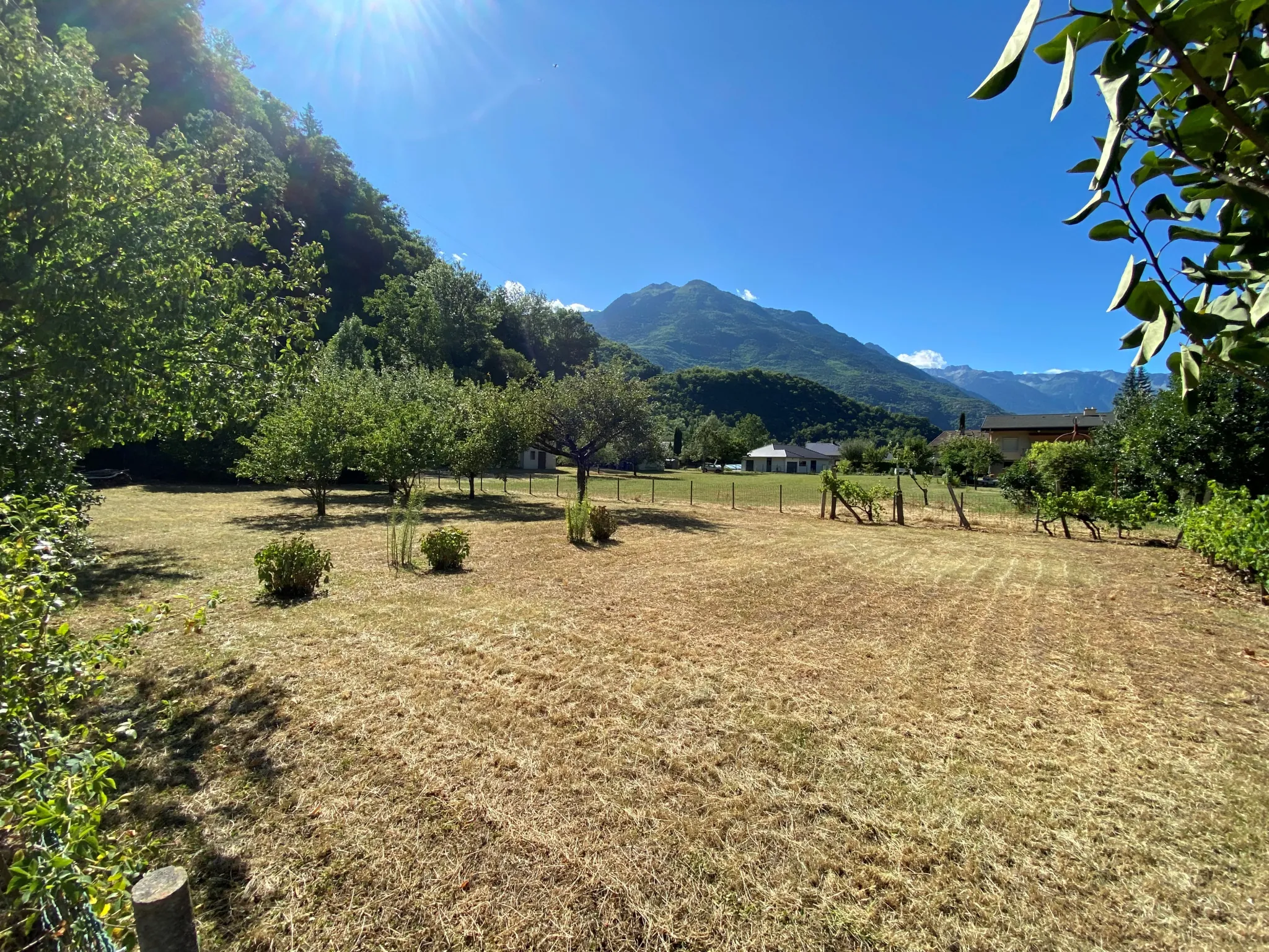 Maison mitoyenne à rénover en plein centre de Sainte-Marie-de-Cuines 
