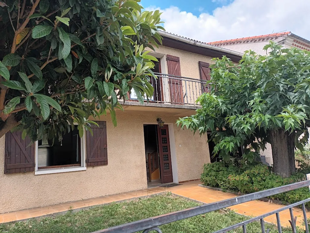 Maison spacieuse à Castelnaudary avec garage, jardin et potentiel d'aménagement divisible