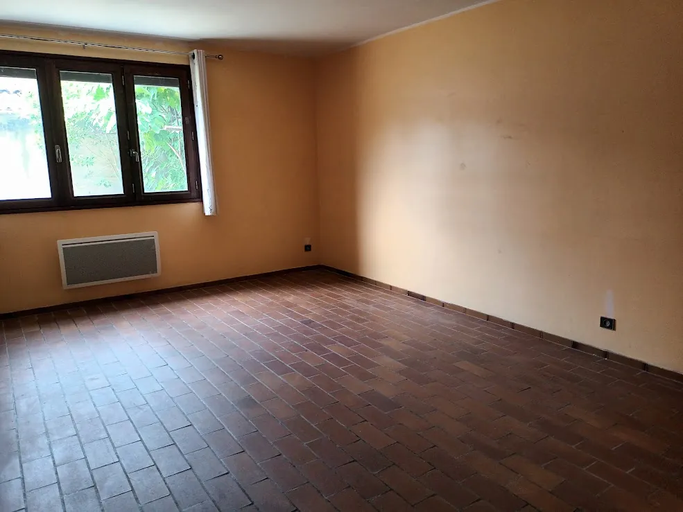 Maison spacieuse à Castelnaudary avec garage, jardin et potentiel d'aménagement divisible 