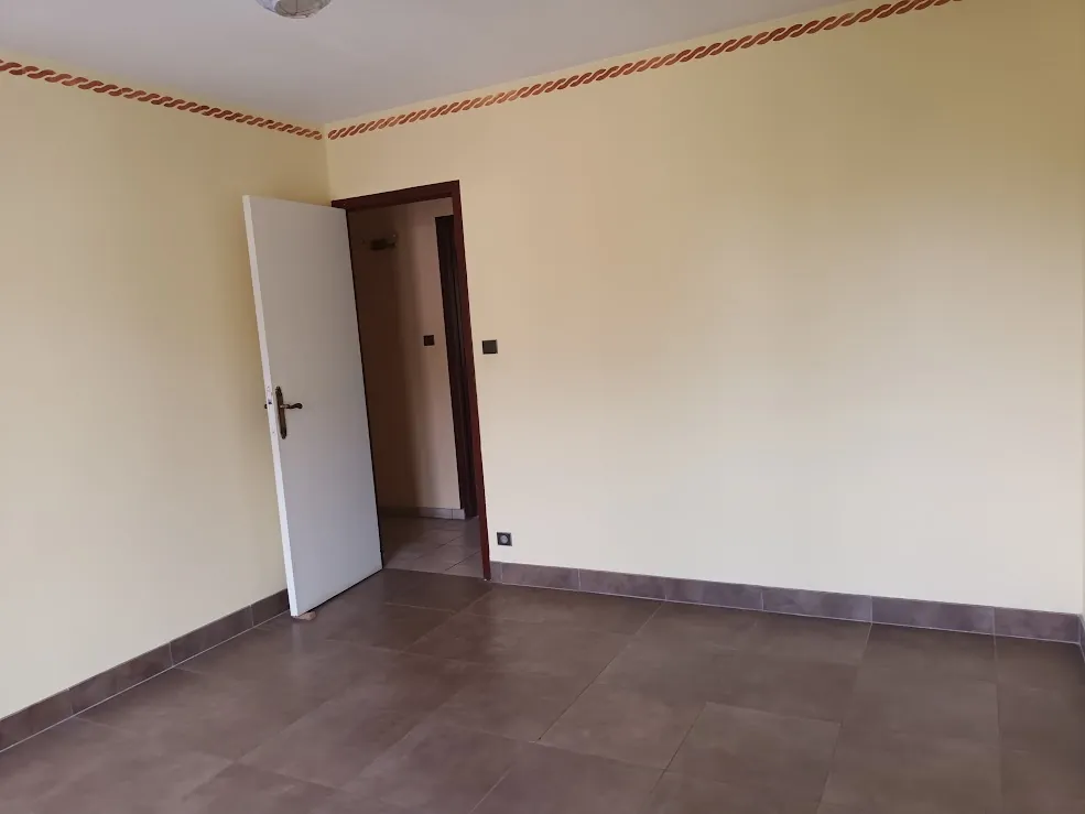 Maison spacieuse à Castelnaudary avec garage, jardin et potentiel d'aménagement divisible 