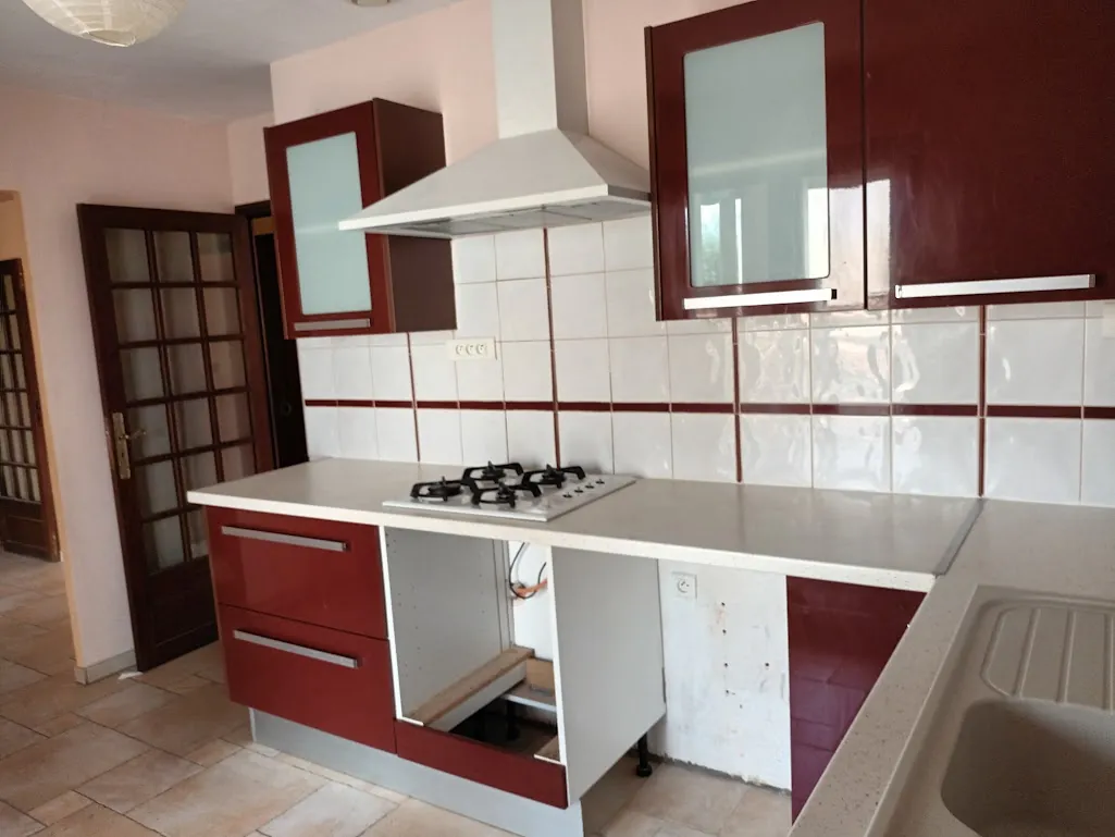 Maison spacieuse à Castelnaudary avec garage, jardin et potentiel d'aménagement divisible 