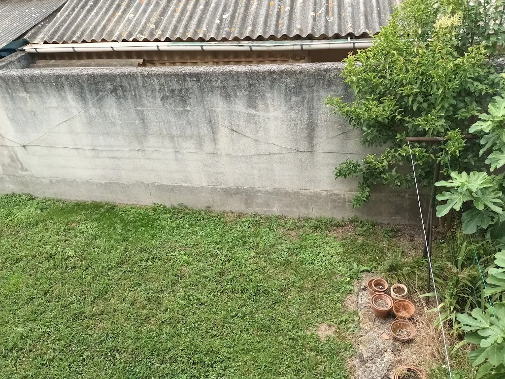 Maison spacieuse à Castelnaudary avec garage, jardin et potentiel d'aménagement divisible 