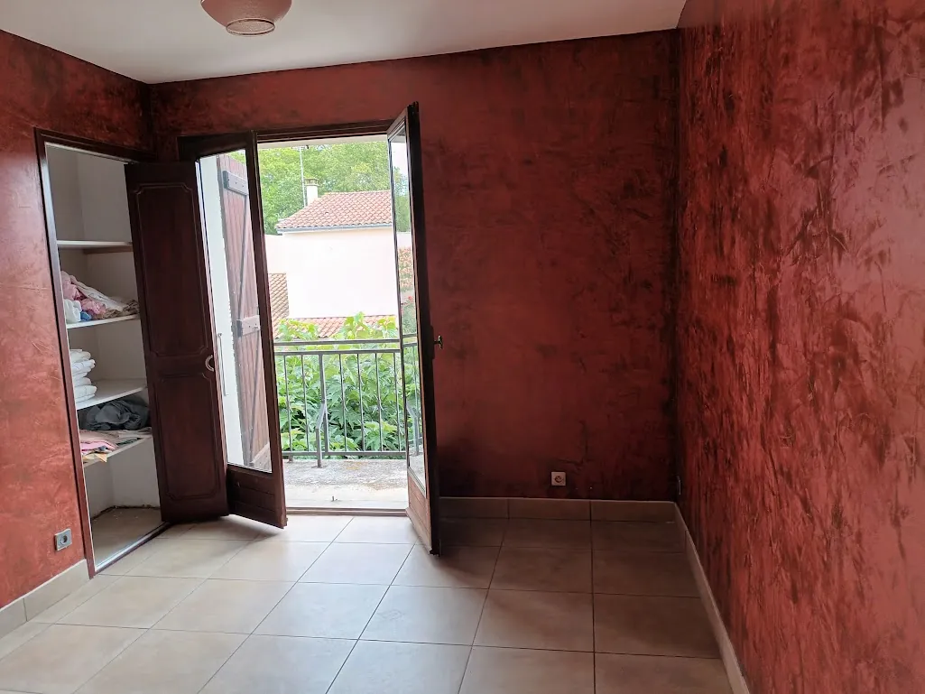 Maison spacieuse à Castelnaudary avec garage, jardin et potentiel d'aménagement divisible 