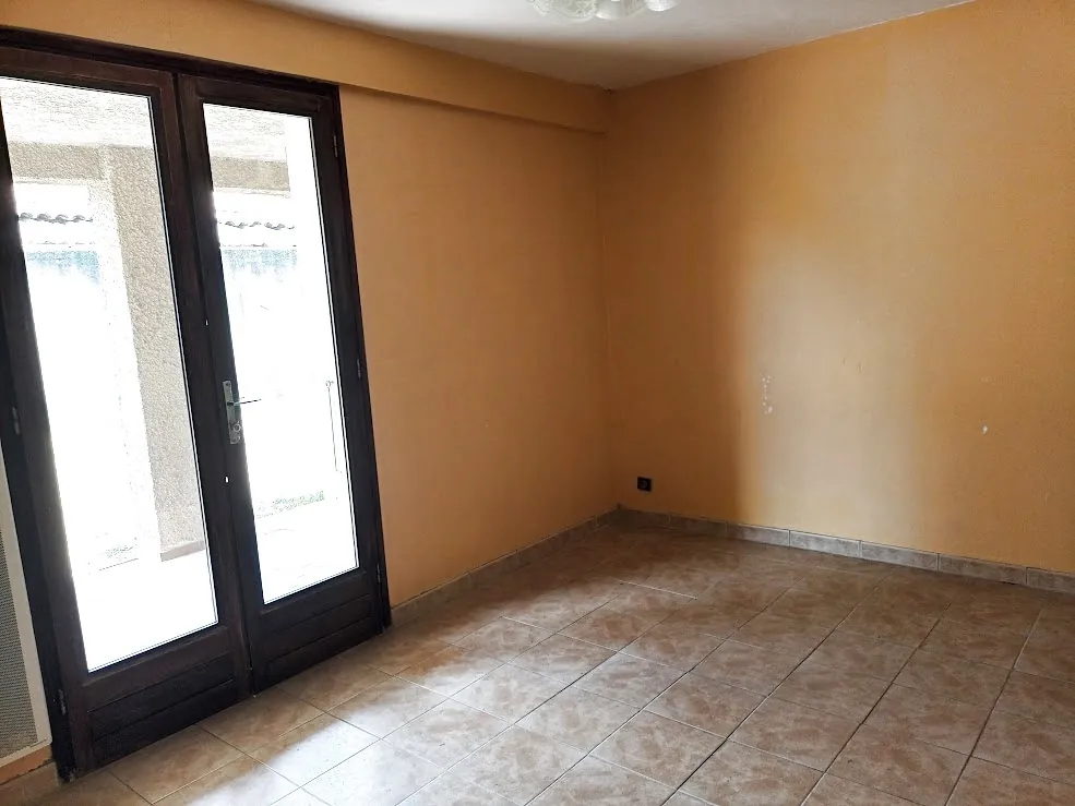 Maison spacieuse à Castelnaudary avec garage, jardin et potentiel d'aménagement divisible 