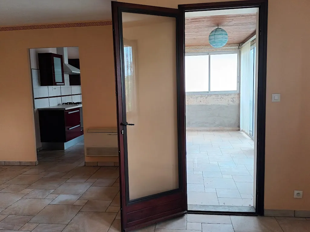 Maison spacieuse à Castelnaudary avec garage, jardin et potentiel d'aménagement divisible 