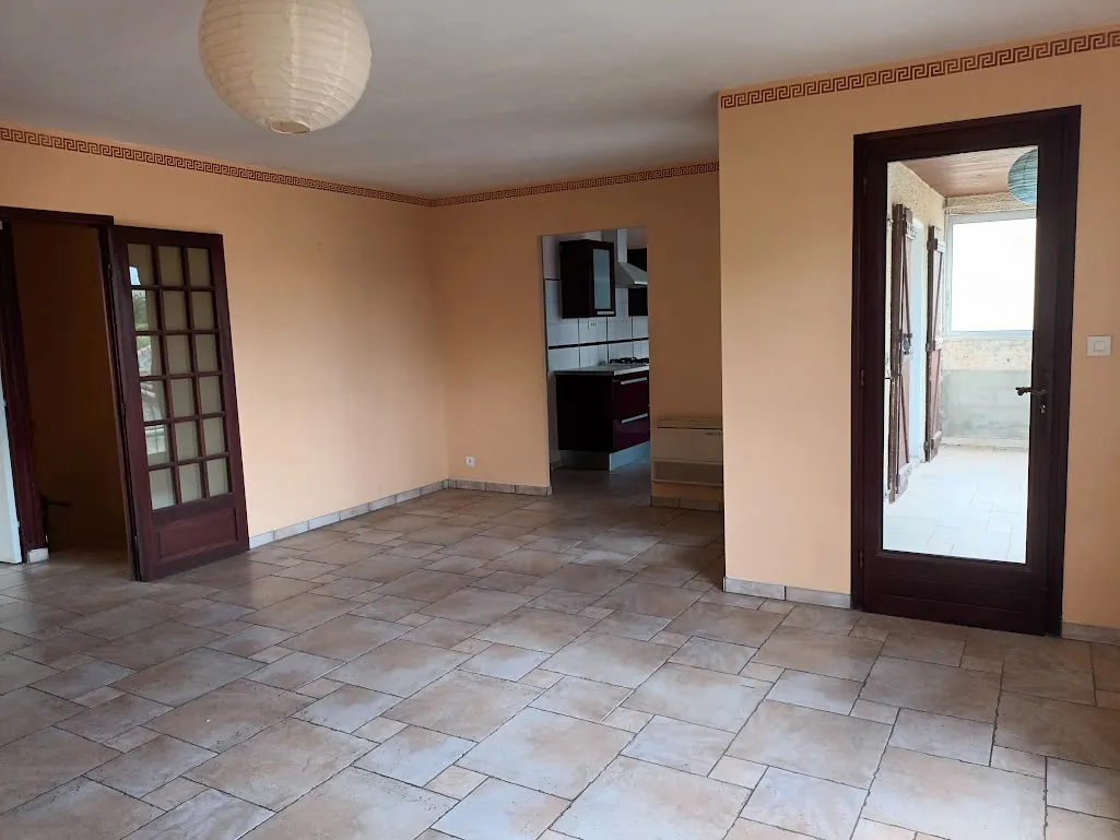 Maison spacieuse à Castelnaudary avec garage, jardin et potentiel d'aménagement divisible 