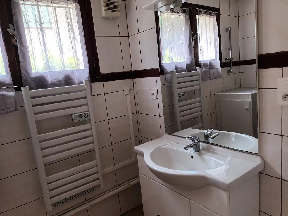 Maison spacieuse à Castelnaudary avec garage, jardin et potentiel d'aménagement divisible 