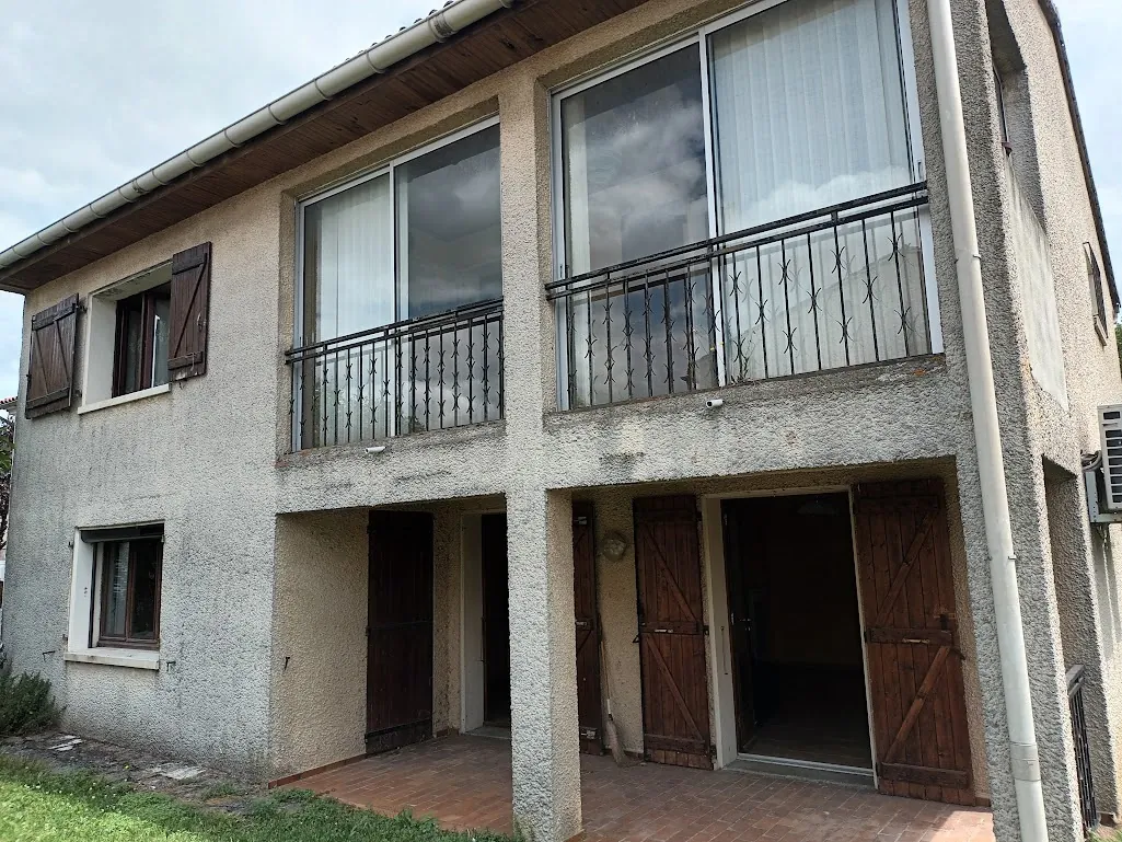 Maison spacieuse à Castelnaudary avec garage, jardin et potentiel d'aménagement divisible 