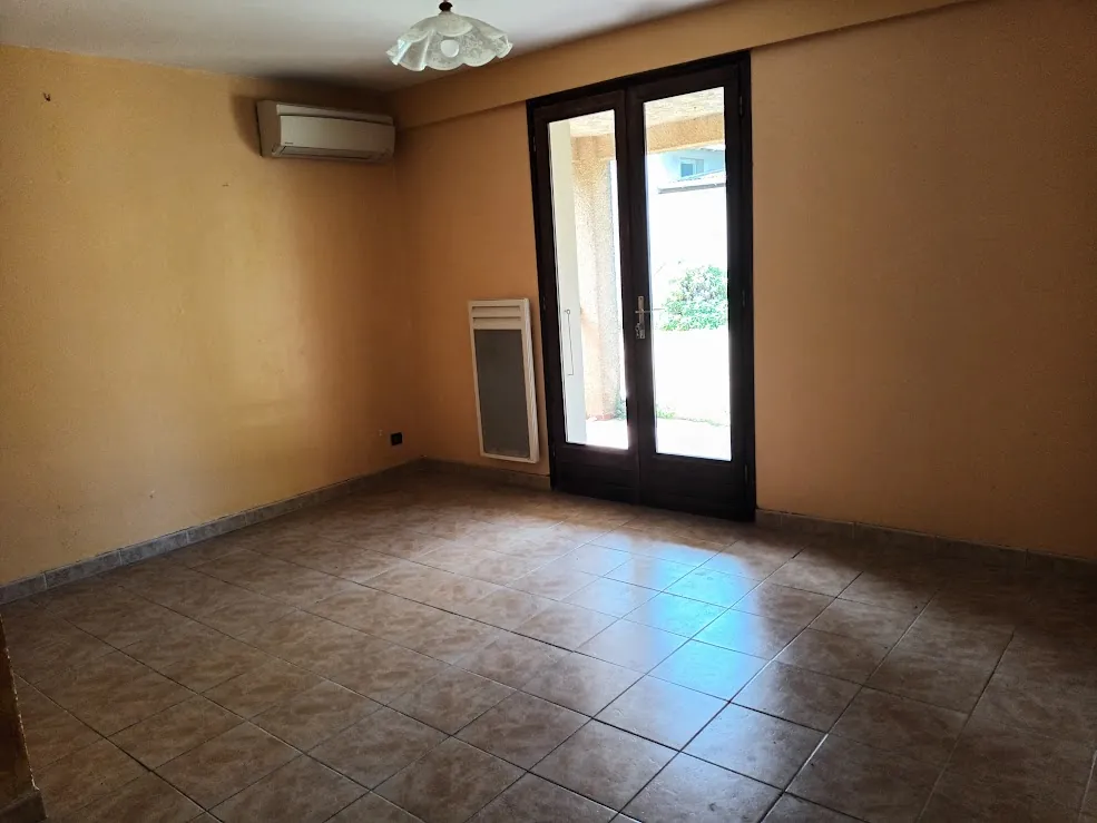 Maison spacieuse à Castelnaudary avec garage, jardin et potentiel d'aménagement divisible 