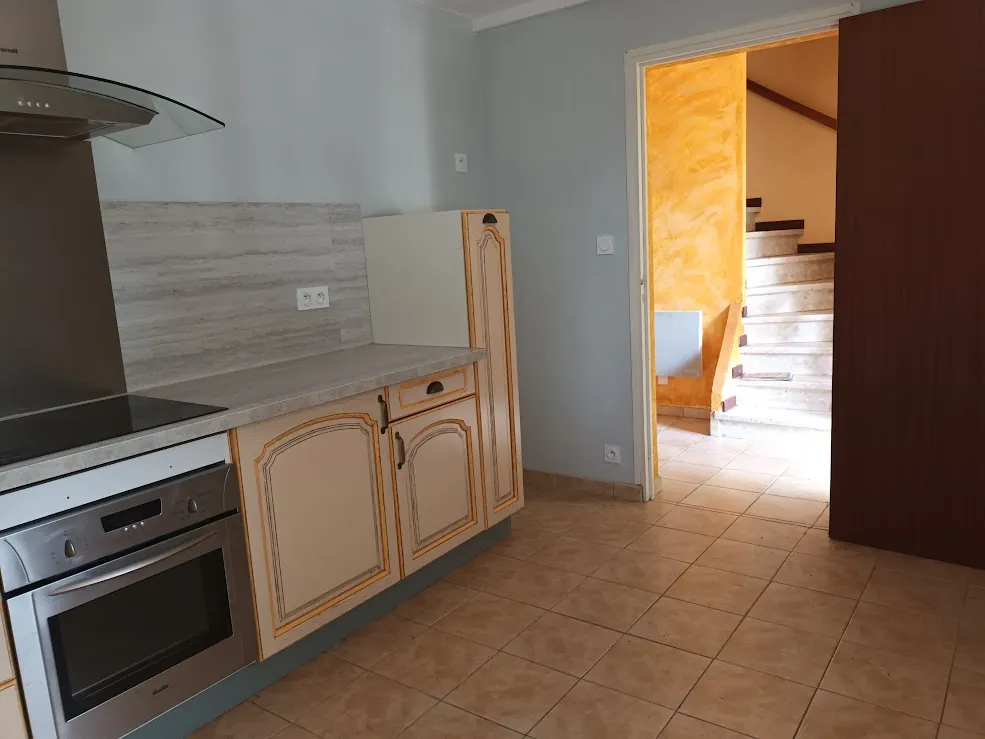 Maison spacieuse à Castelnaudary avec garage, jardin et potentiel d'aménagement divisible 