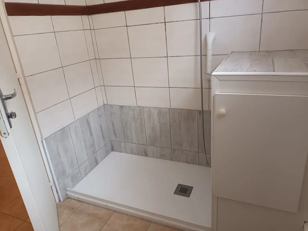 Maison spacieuse à Castelnaudary avec garage, jardin et potentiel d'aménagement divisible 