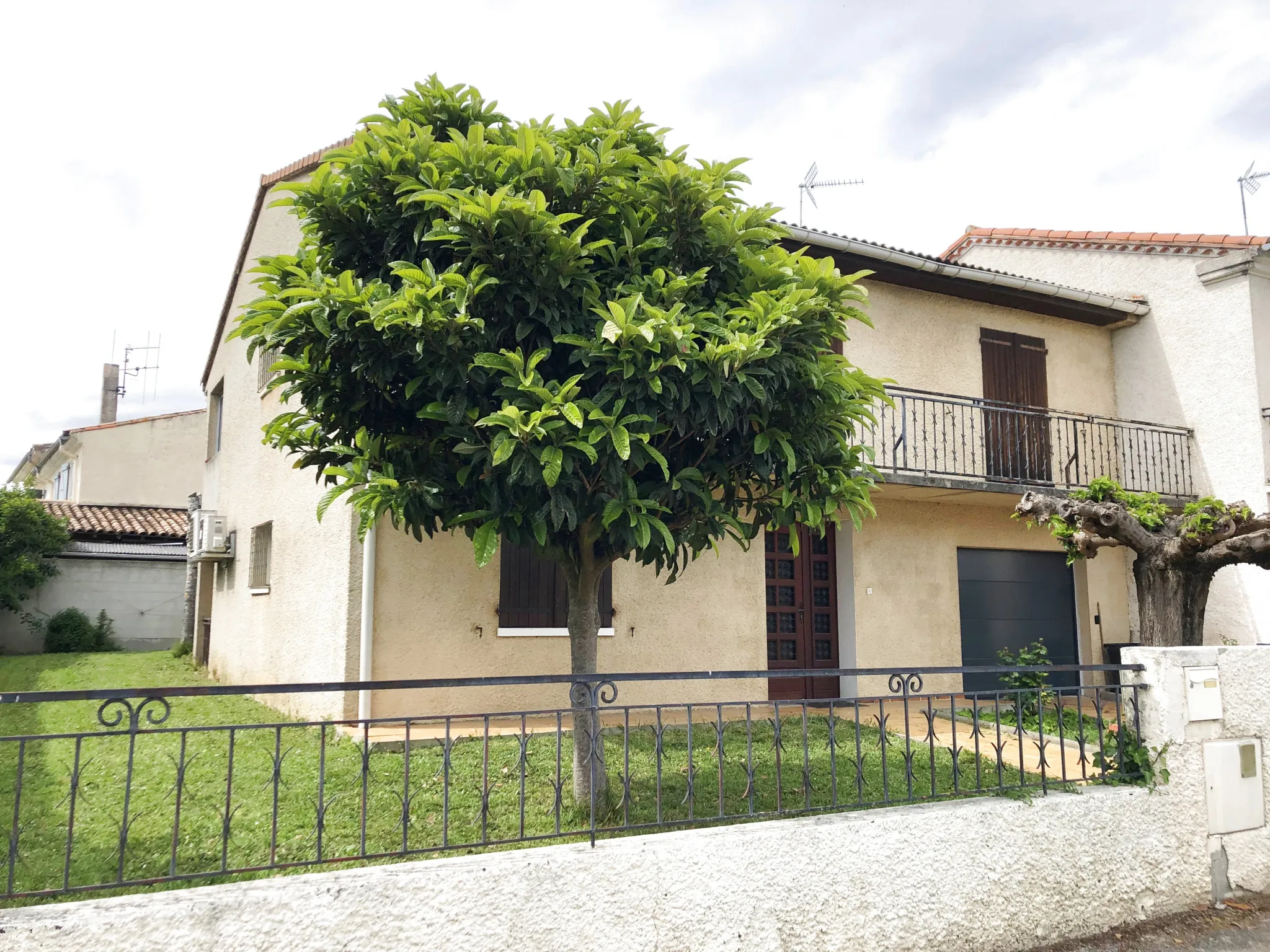 Maison spacieuse à Castelnaudary avec garage, jardin et potentiel d'aménagement divisible 
