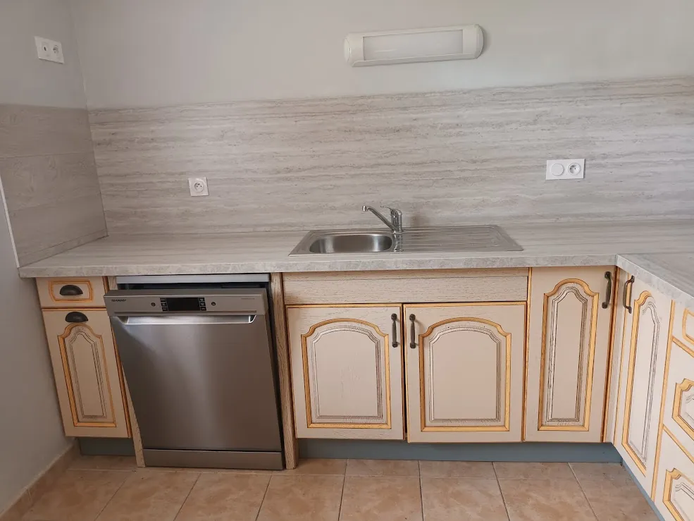 Maison spacieuse à Castelnaudary avec garage, jardin et potentiel d'aménagement divisible 