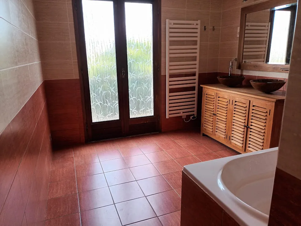 Maison spacieuse à Castelnaudary avec garage, jardin et potentiel d'aménagement divisible 