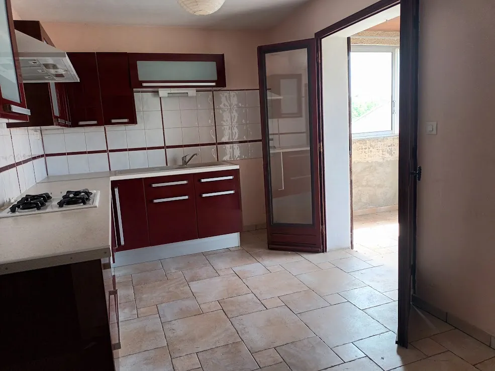 Maison spacieuse à Castelnaudary avec garage, jardin et potentiel d'aménagement divisible 