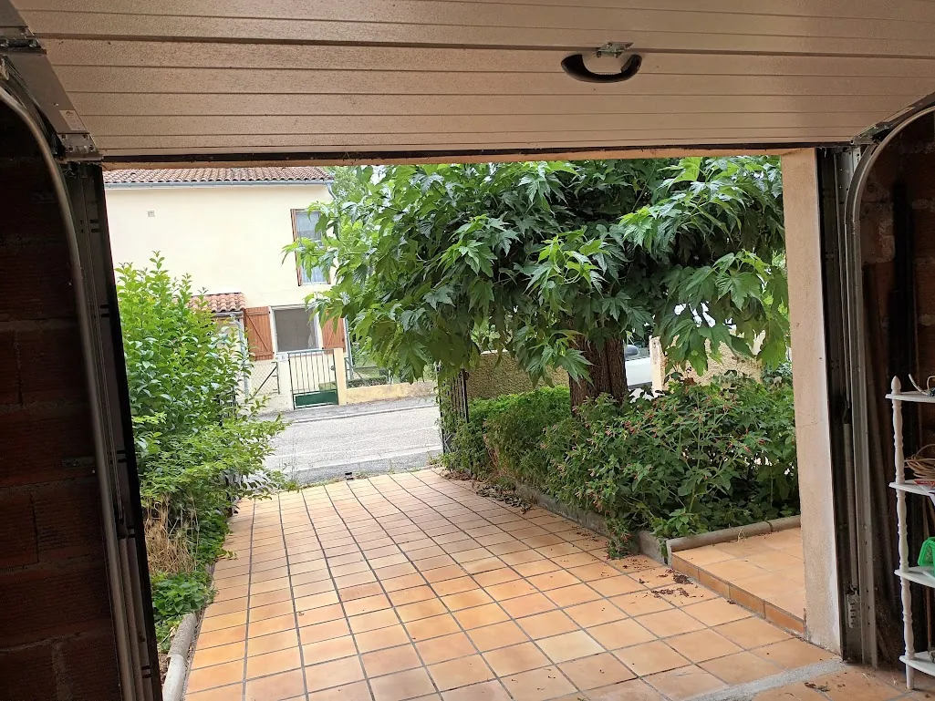 Maison spacieuse à Castelnaudary avec garage, jardin et potentiel d'aménagement divisible 