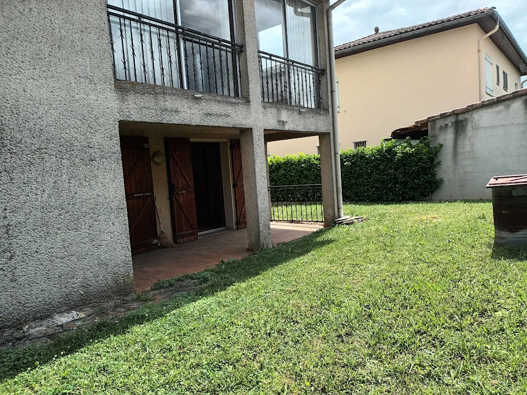 Maison spacieuse à Castelnaudary avec garage, jardin et potentiel d'aménagement divisible 