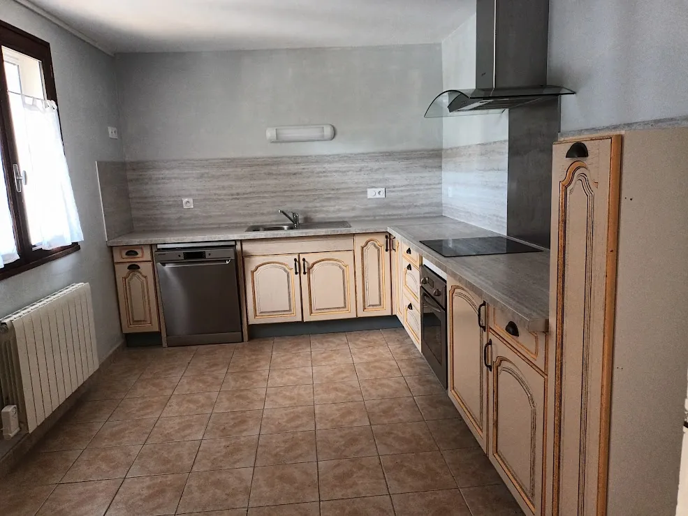 Maison spacieuse à Castelnaudary avec garage, jardin et potentiel d'aménagement divisible 