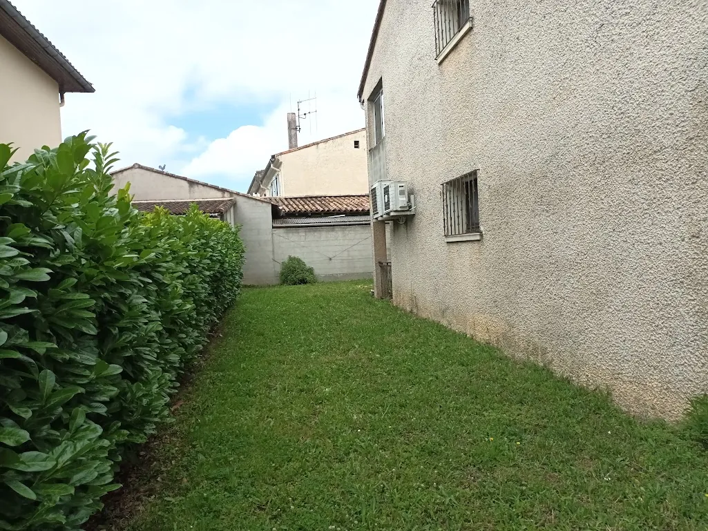 Maison spacieuse à Castelnaudary avec garage, jardin et potentiel d'aménagement divisible 