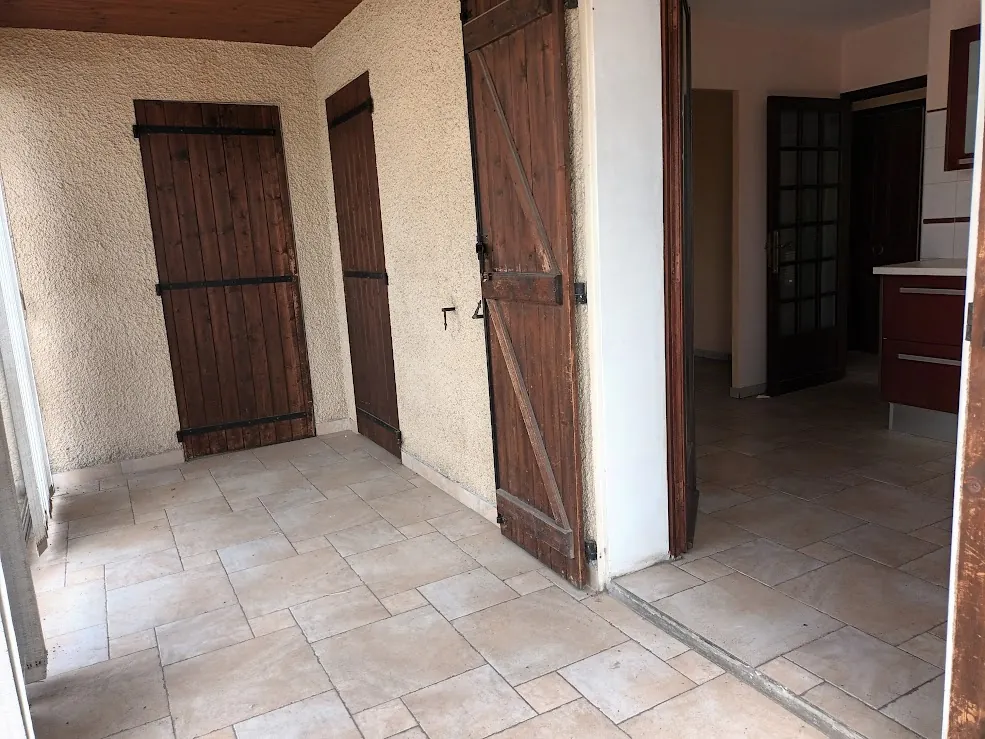 Maison spacieuse à Castelnaudary avec garage, jardin et potentiel d'aménagement divisible 