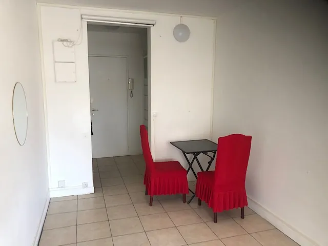 Studette dans résidence sécurisée à Saint-Cloud près des commerces et de la gare 