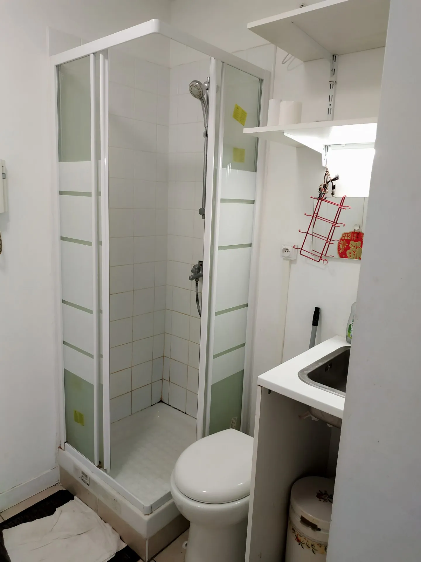 Studette dans résidence sécurisée à Saint-Cloud près des commerces et de la gare 