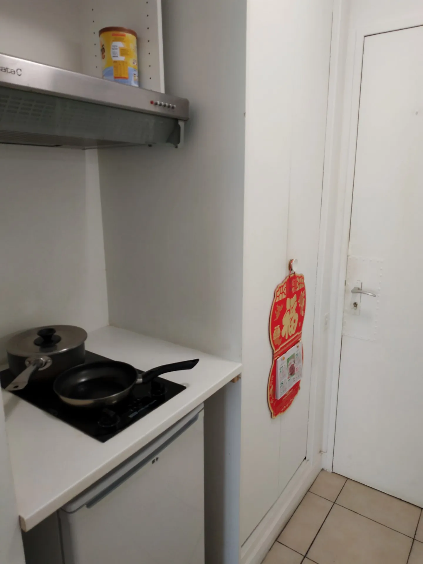 Studette dans résidence sécurisée à Saint-Cloud près des commerces et de la gare 