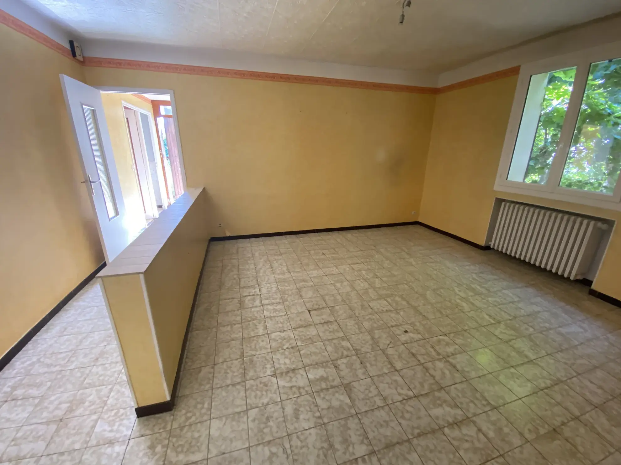 Haut de villa de 72 m² avec jardin et garage à Marseille 