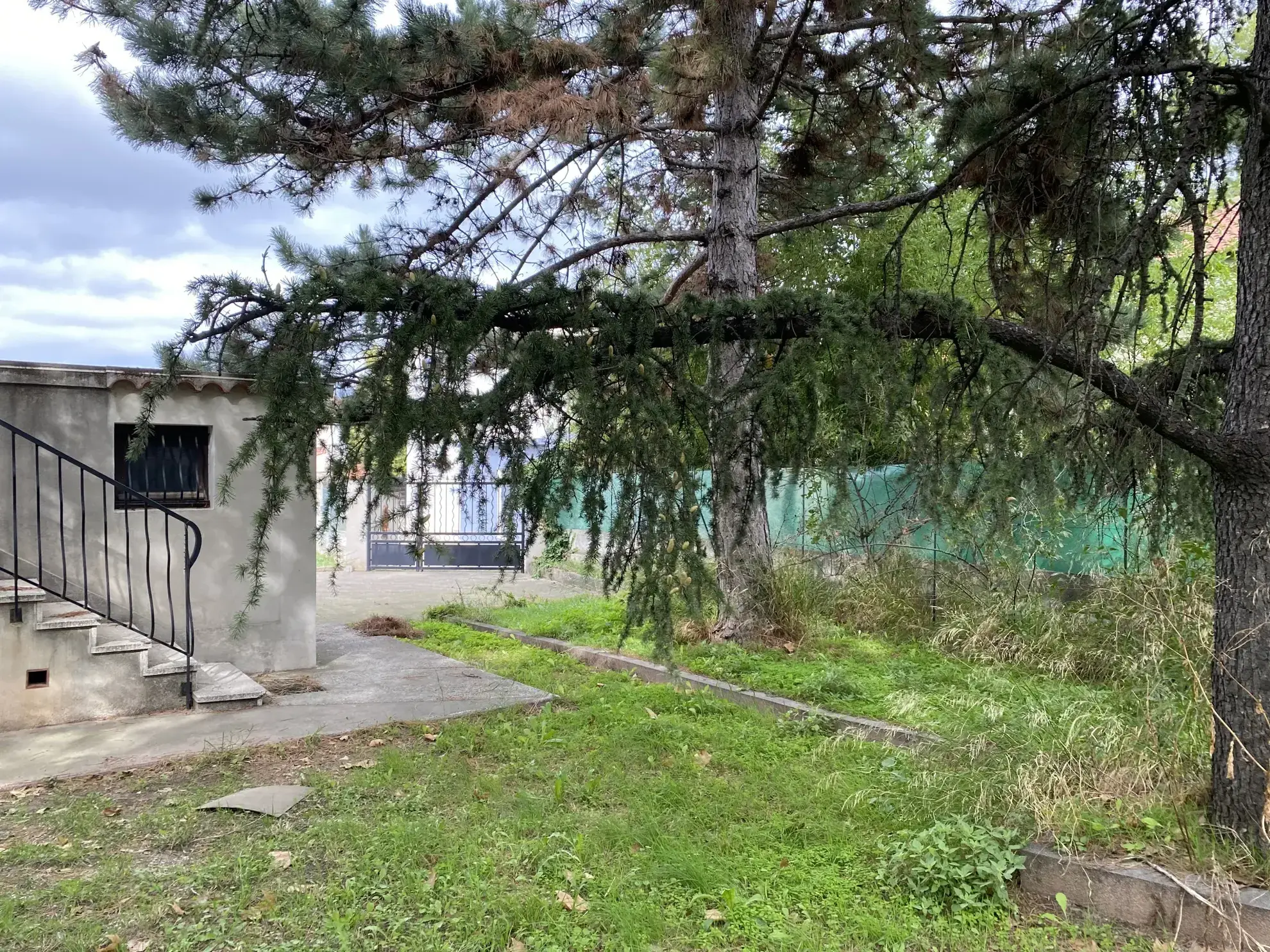 Haut de villa de 72 m² avec jardin et garage à Marseille 