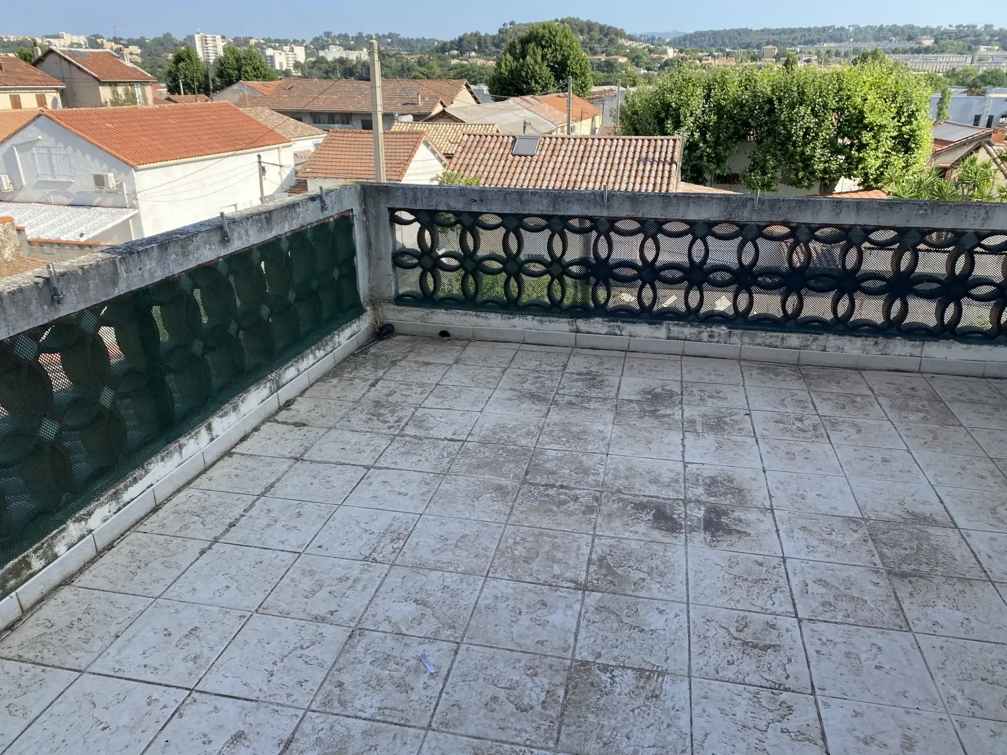 Haut de villa de 72 m² avec jardin et garage à Marseille 