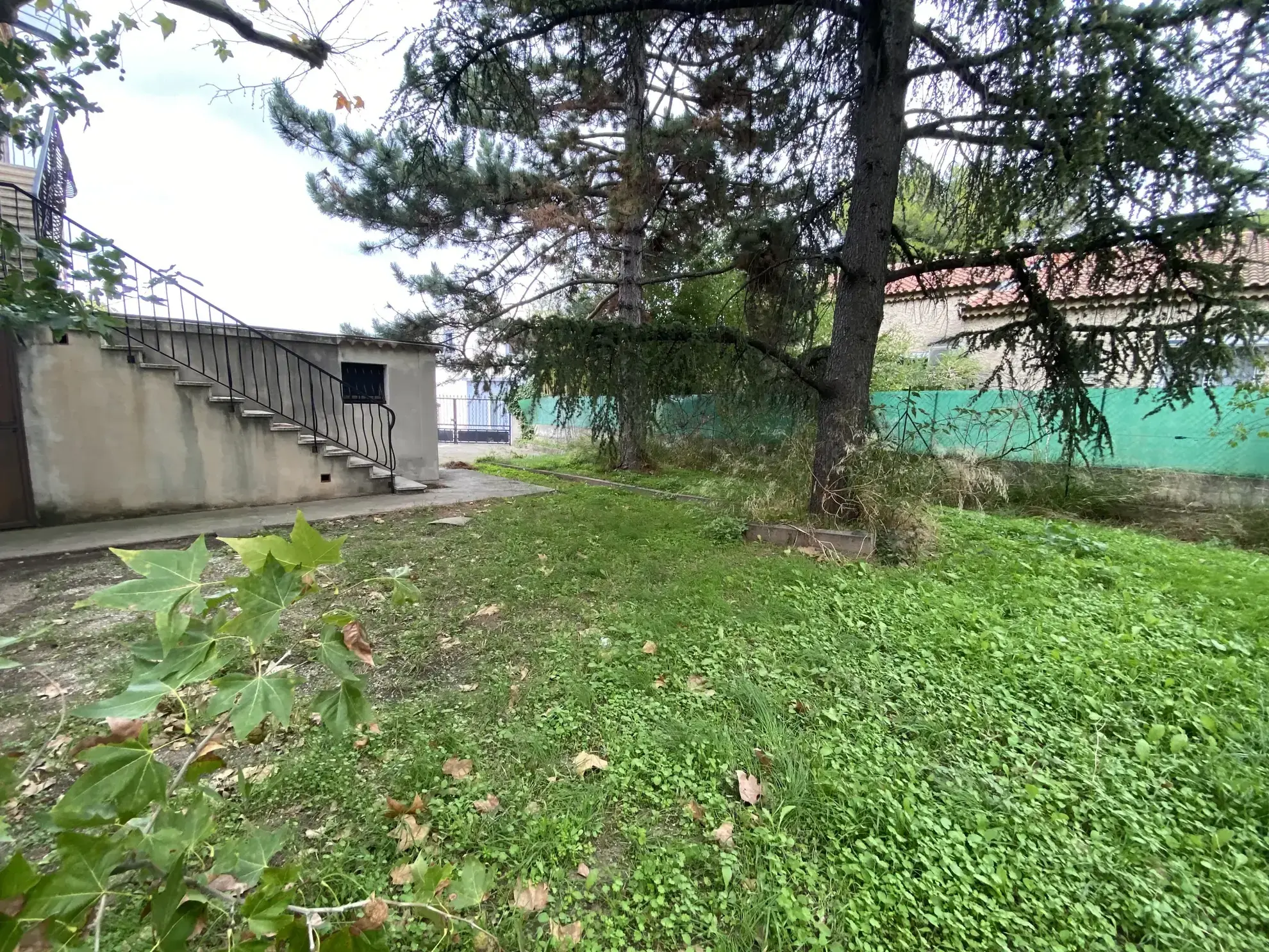 Haut de villa de 72 m² avec jardin et garage à Marseille 