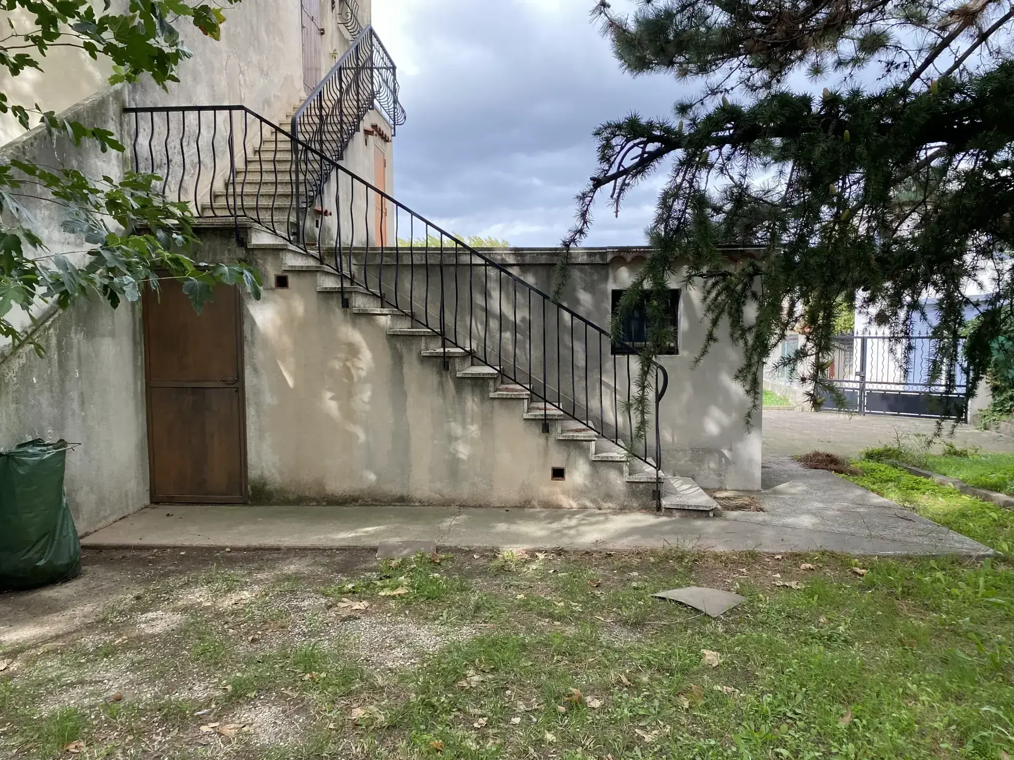 Haut de villa de 72 m² avec jardin et garage à Marseille 