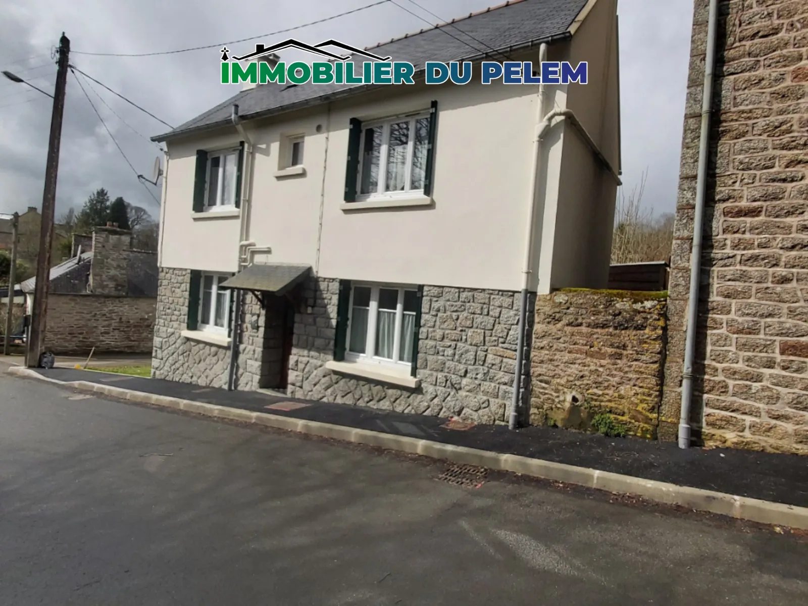 A vendre maison de ville à Saint-Nicolas du Pélem - 65m², deux chambres, charme et confort