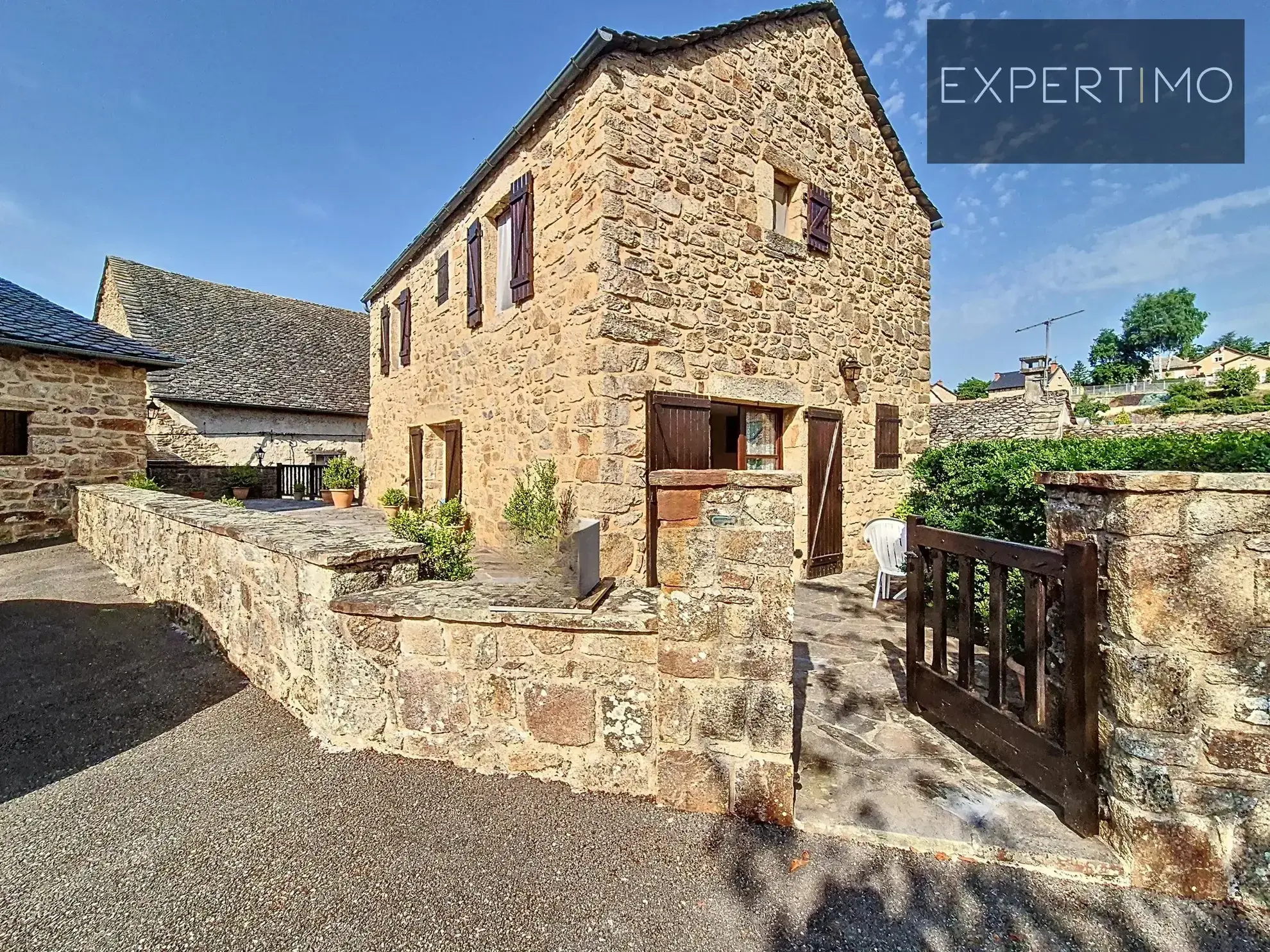 Maison en pierre rénovée à Cassagnes Béghonès avec terrasse et charme traditionnel